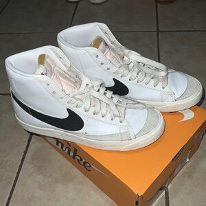 NIKE BLAZERS good condition size 7 men’s 8.5 women